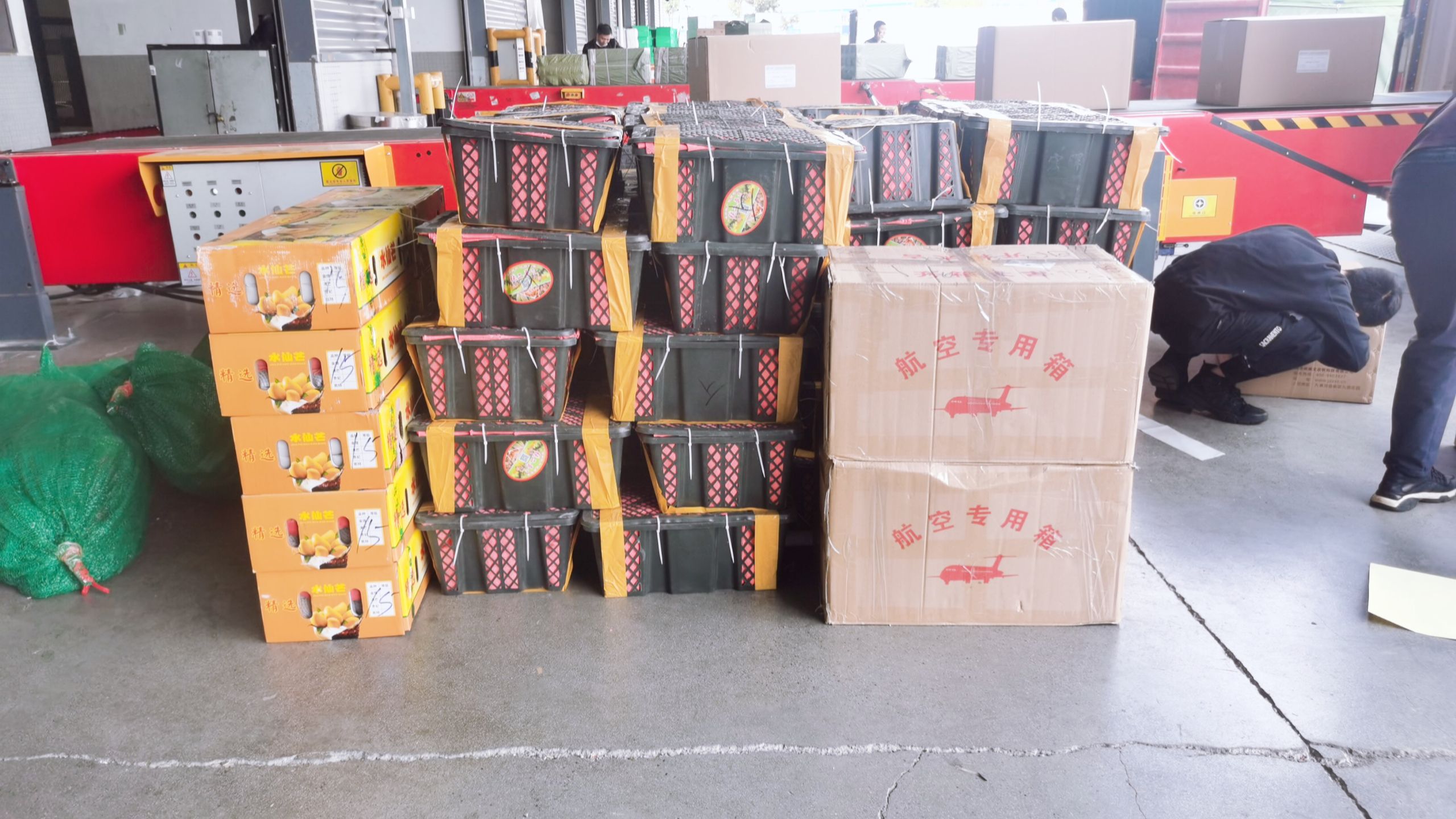 那么首先我們應(yīng)該知道特殊物品是什么東西？特殊物品運(yùn)輸

1、活體動植物(或動植物制品)----需動植物檢疫站頒發(fā)的動植物檢疫證書。

2、麻醉藥品----需衛(wèi)生部藥政管理局發(fā)的麻醉品運(yùn)輸憑證。

3、音像制品----需省社會文化管理委員會辦公室發(fā)的音像制品運(yùn)輸傳遞證明。

4、罐裝液體、粉狀物品----需出產(chǎn)廠家的物品性質(zhì)證明。

5、海鮮----不同地方需要不同的海鮮包裝箱。南航和白云機(jī)場分別要用其指定的專用箱,單用泡沫箱不能裝機(jī)，需外加紙箱并打包帶。

6、玻璃必須訂封閉木箱，打三角架。

7、違禁品----爆炸品(如炸藥)、壓縮氣體和液壓氣體(如煤氣)、易燃易爆液體或固體、氧化劑和有機(jī)過氧化物(乒乓球)、毒品和感染性物品(如白粉)、放射性物品、腐蝕品(如硫酸)、磁性物品、麻醉物品、電池等;

尺寸重量限制

1、根據(jù)航班機(jī)型及始發(fā)站、中轉(zhuǎn)站和目的站機(jī)場的設(shè)備條件、裝卸能力確定可收運(yùn)貨的最大重量和尺寸。

2、非寬體飛機(jī)，單件貨物重量一般不超過80千克，尺寸以不超過航線機(jī)型的貨艙門尺寸、宜，機(jī)型 前、后貨艙門 散裝貨艙門 收貨尺寸備注

3、貨物的最小尺寸除可直接隨附貨運(yùn)單的文件、信函類貨物外，其它貨物的長、寬、高之不得小于40厘米。低于以上標(biāo)準(zhǔn)者，由托運(yùn)人加大包裝。
